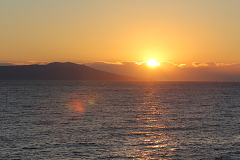 旅館から見た大島越しに日の出
